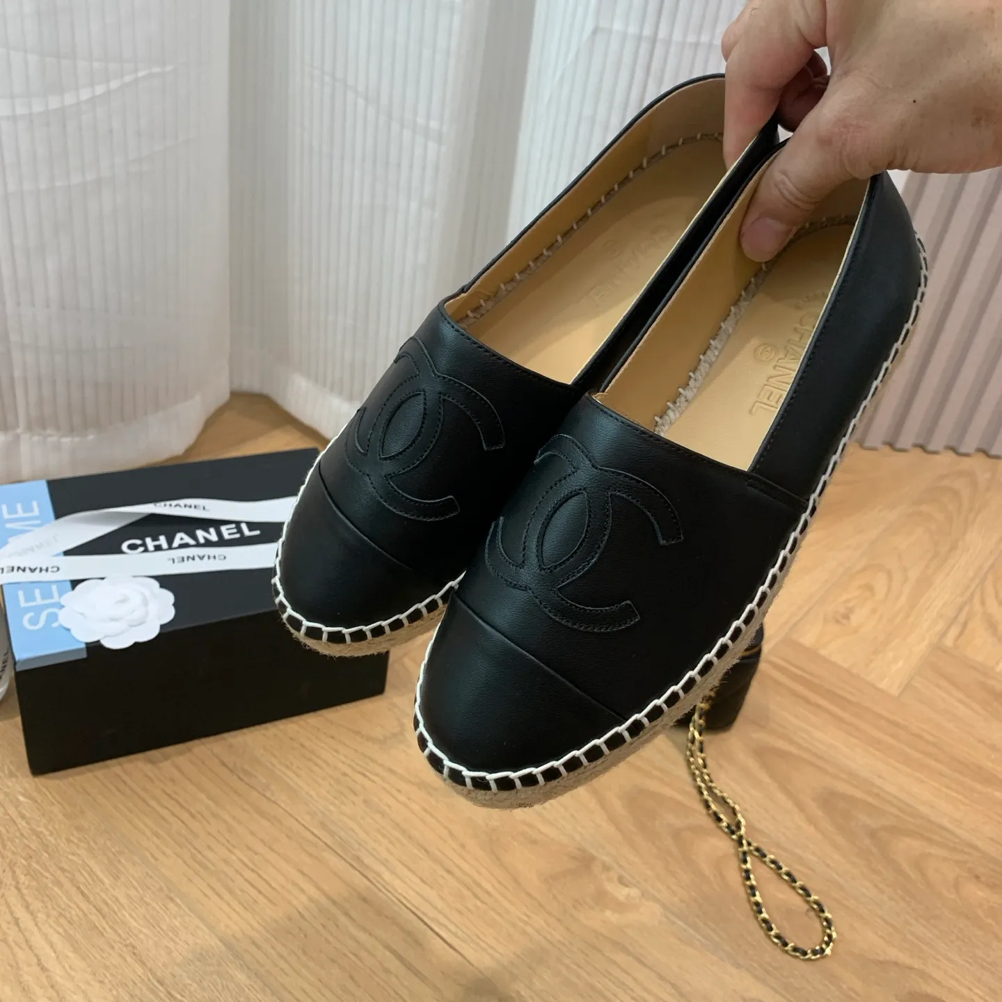 👟👟Ex-factory price 440👟👟 👑New colors are coming ✌️New version of Chanel fisherman shoes is coming❗️Delivered in a full set of top-notch packaging. The quality of my fisherman shoes has not been introduced much, everyone who has had them knows it! The original customized upper, and my outsole is the original translucent outsole, the opaque outsole is the wrong version, full set of authentic packaging ❗️ size: 35-40, running price
